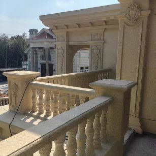 徐州 黄金麻别墅外墙干挂雕花配合阳台栏杆花瓶柱