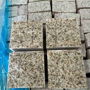 徐州 黄金麻花岗岩自然面小方块，弹石，马蹄石等