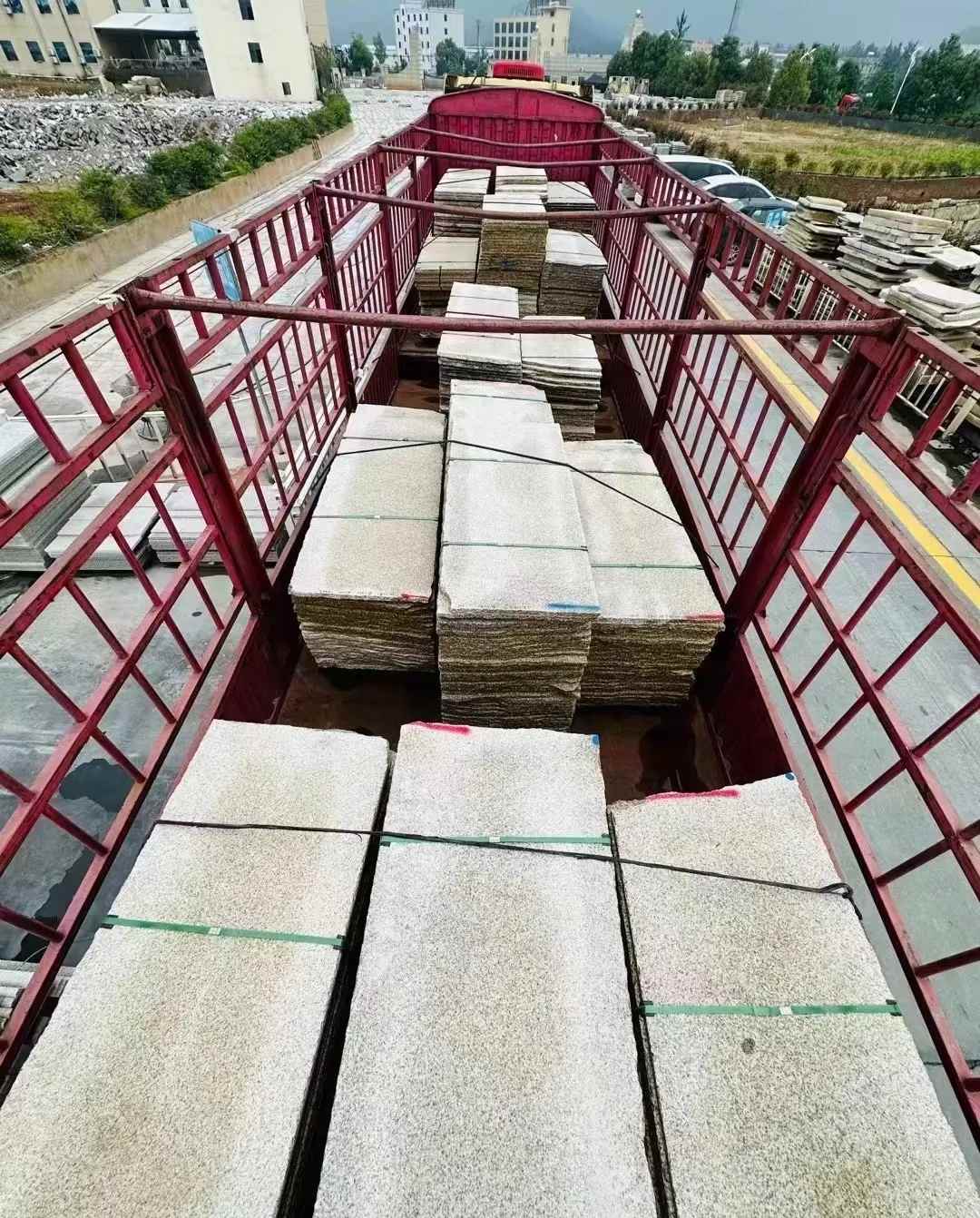 徐州 黄金麻花岗岩荔枝面，光面毛板装车完成