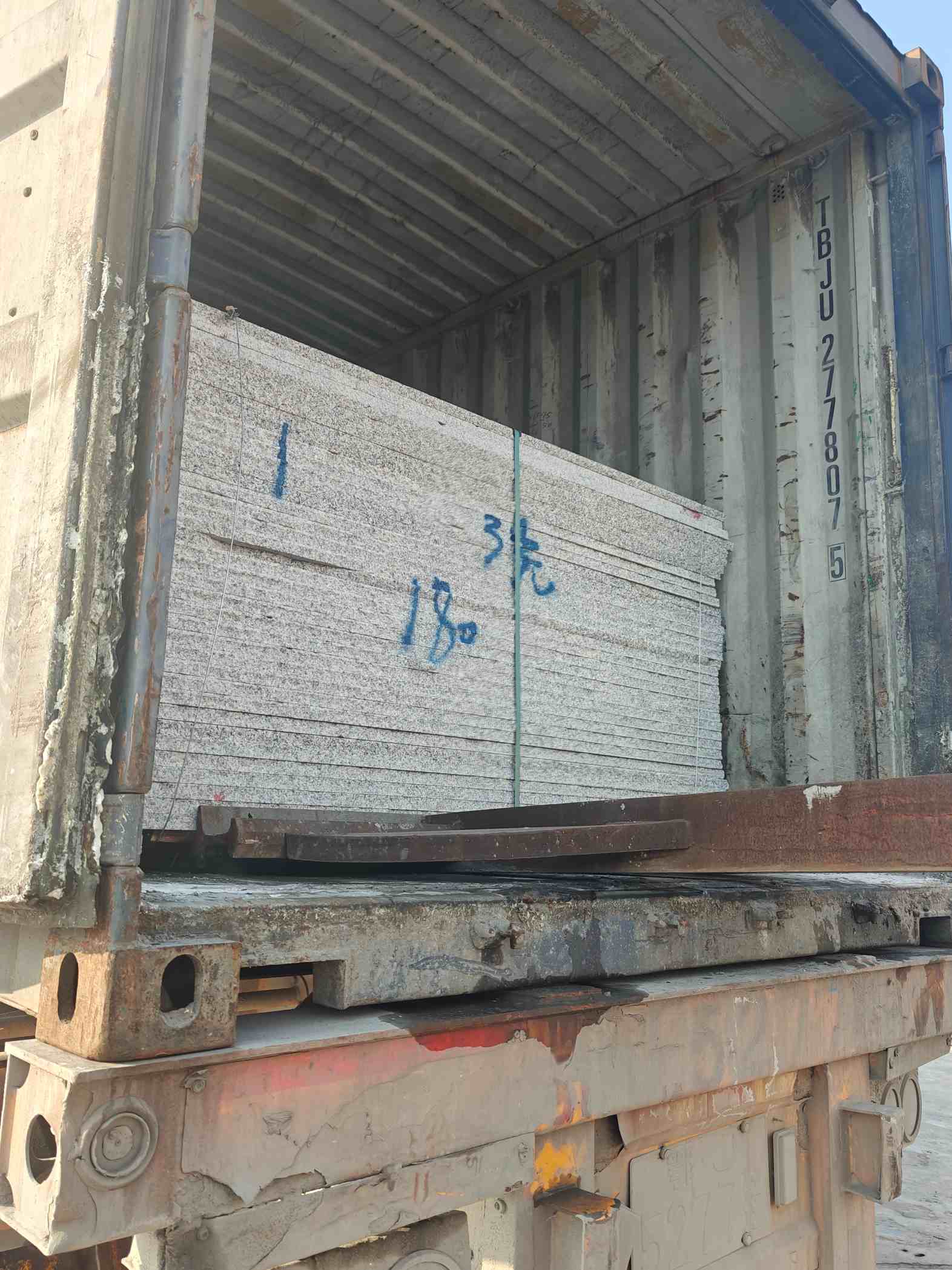 徐州 芝麻白花岗岩石材3.0公分光面毛板装柜出货