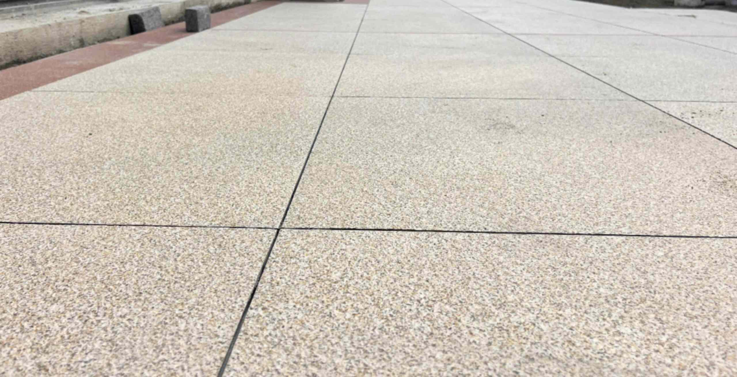 徐州 黄金麻花岗岩石板材荔枝面地面铺装效果