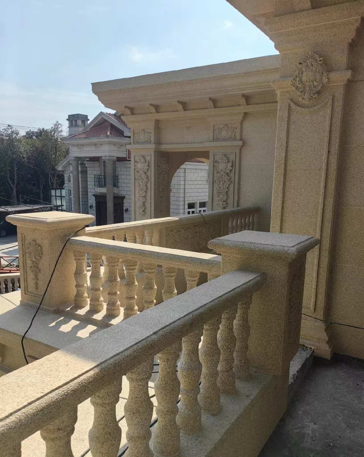 徐州 黄金麻别墅外墙干挂雕花配合阳台栏杆花瓶柱