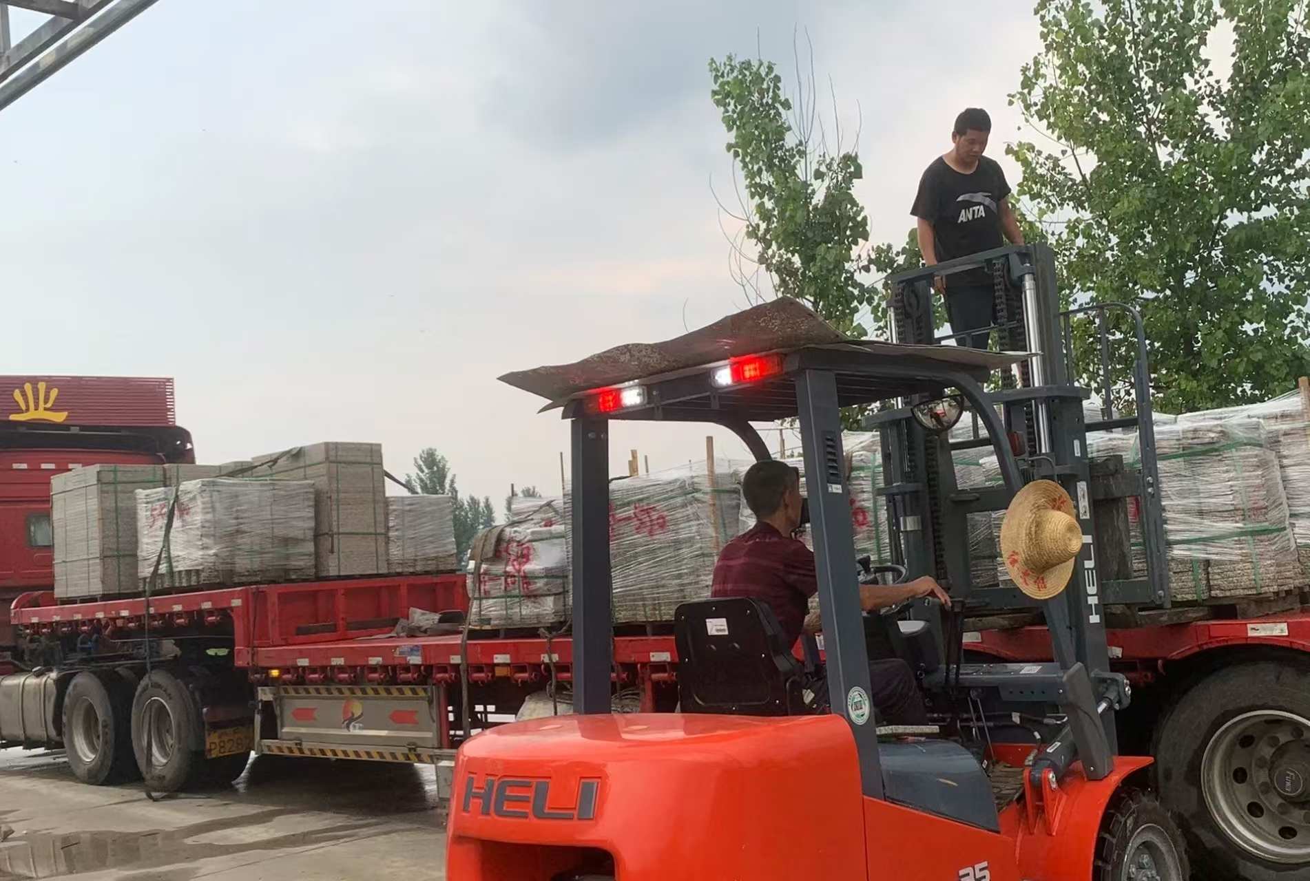 徐州 黄金麻冰裂纹，地铺石装车