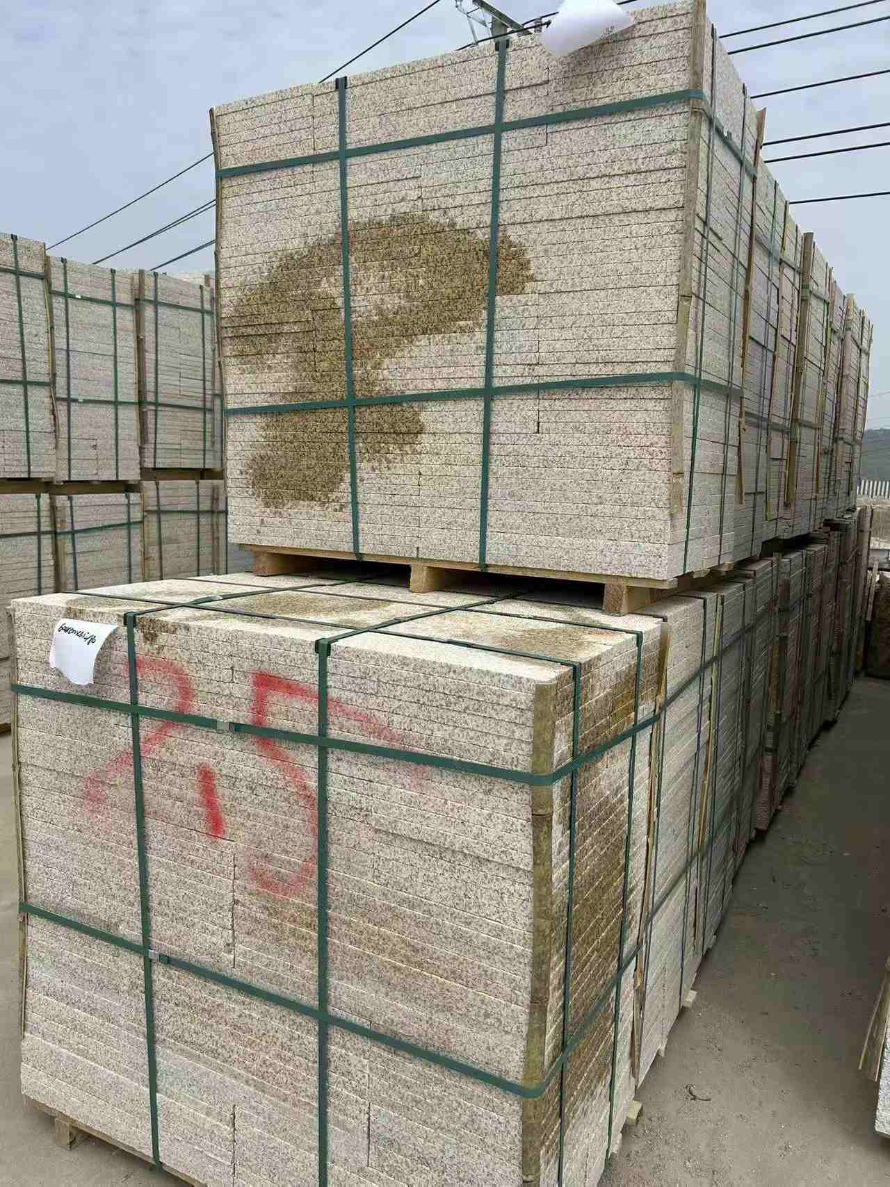 徐州 黄金麻花岗岩石材荔枝面地铺石2.5*300*600