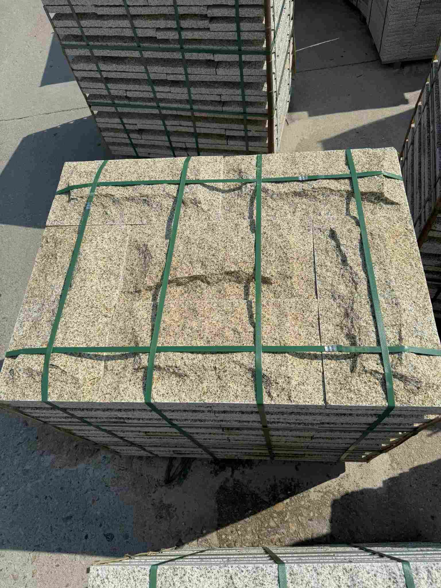 徐州 黄金麻花岗岩石材自然面蘑菇石成品