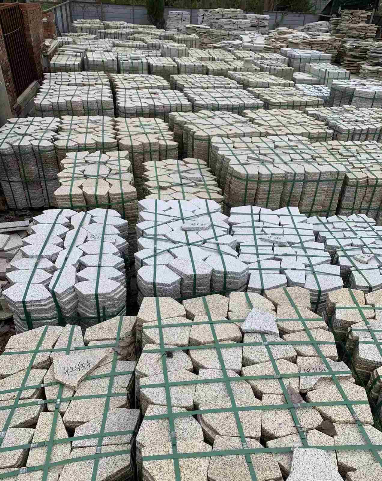 徐州 黄金麻白麻花岗岩荔枝面地铺石(冰裂纹)