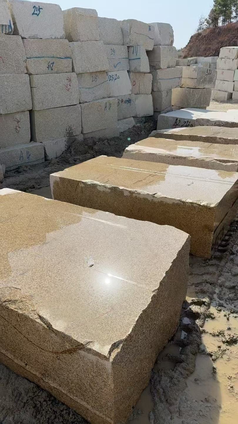 徐州 黄金麻方料堆场洗料分选中，原材料充足