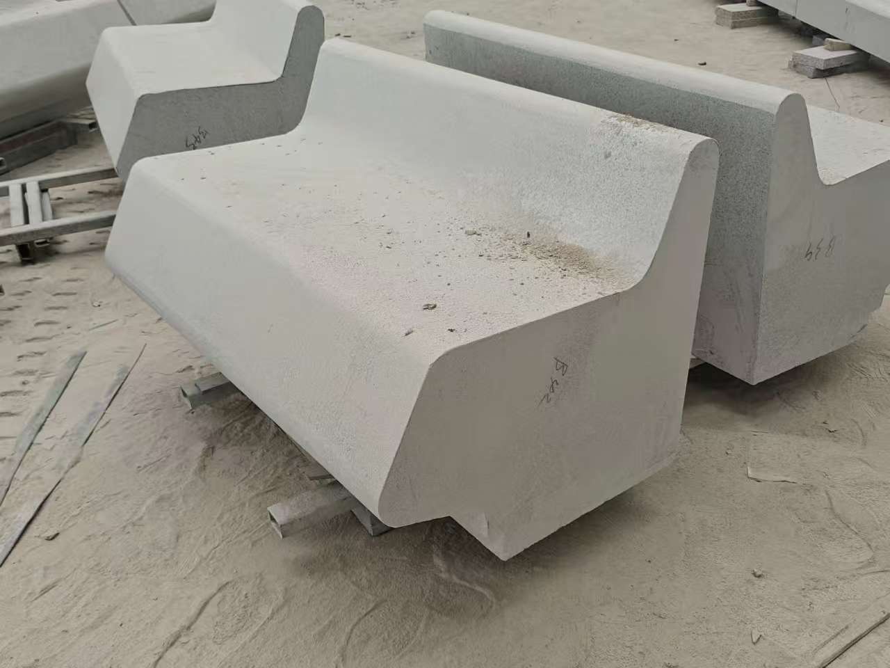 徐州 芝麻白花岗岩异形坐凳，石凳