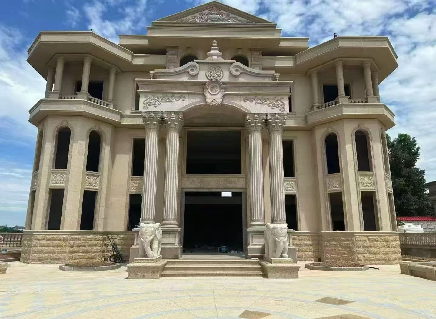 徐州 黄金麻别墅外墙干挂，大柱，大象，蘑菇石，雕花板