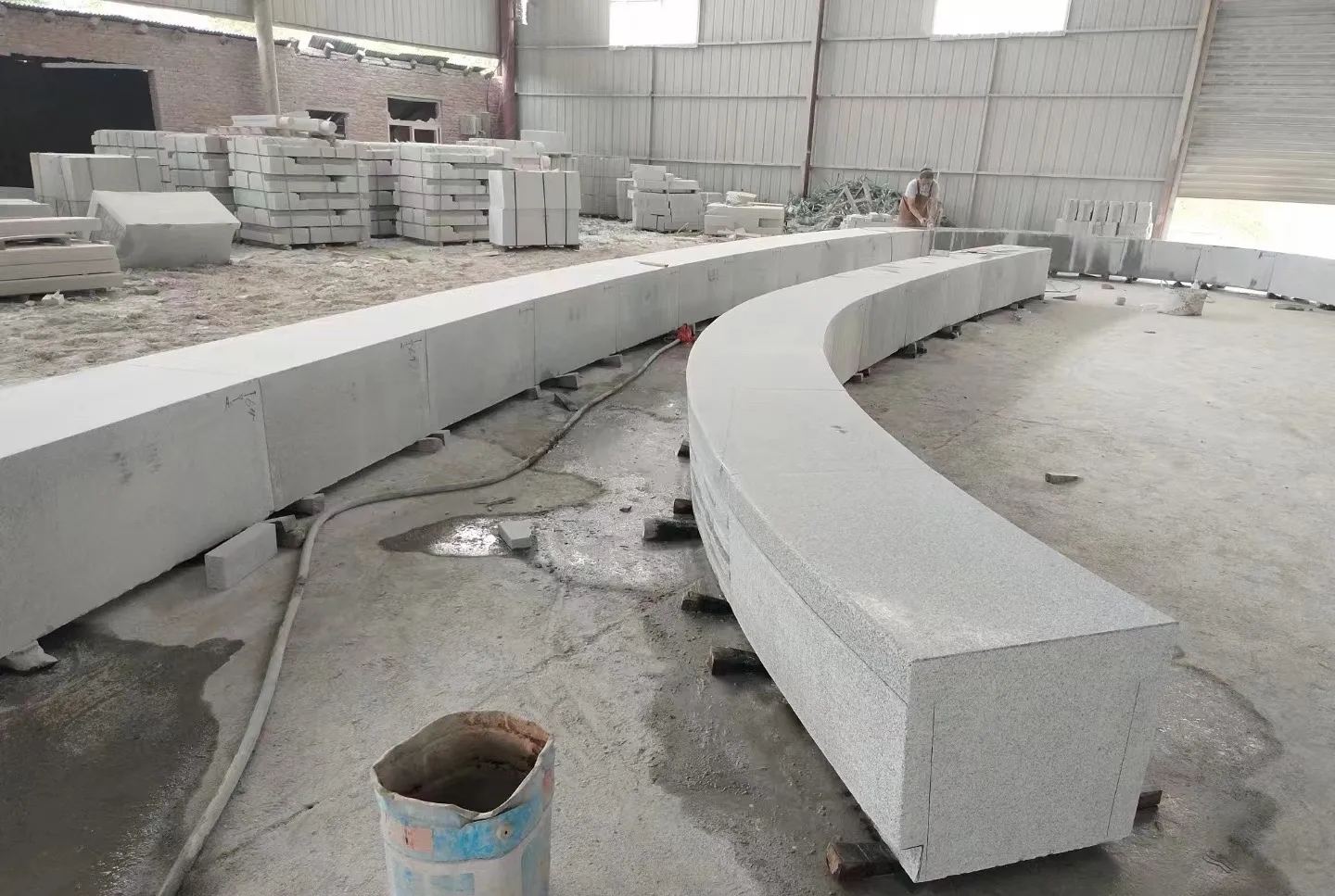 徐州芝麻白花岗岩石板材 园林光面弧形坐凳