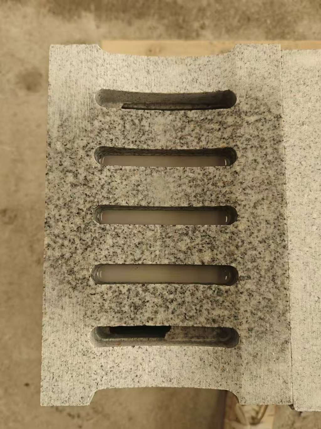 徐州 芝麻白拉丝面花岗岩U型开槽排水槽