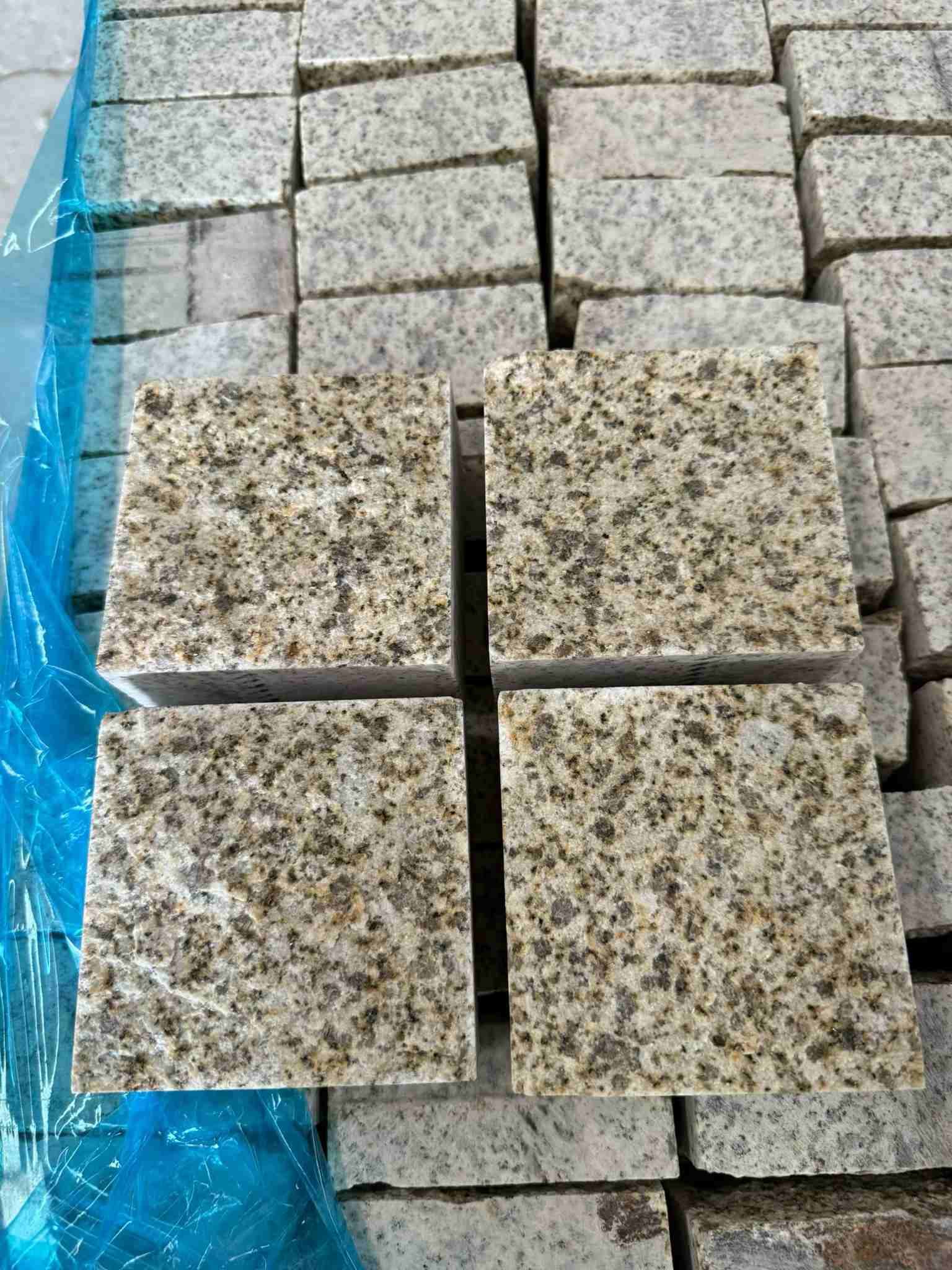 徐州 黄金麻花岗岩自然面小方块，弹石，马蹄石等