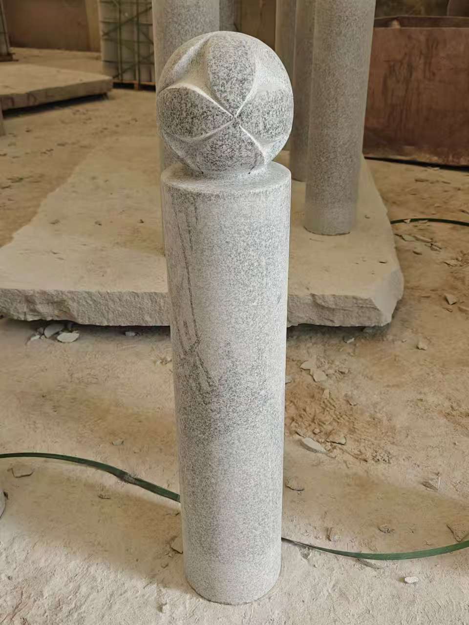 徐州 芝麻白花岗岩石材挡车石柱、停车柱、圆柱挡车柱、方柱挡车柱等