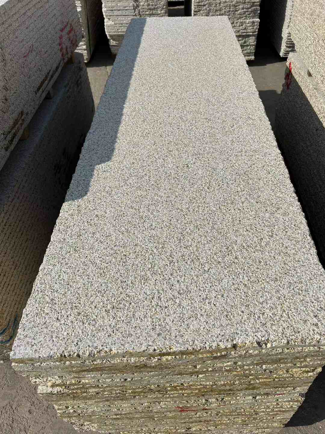 徐州 黄金麻花岗岩荔枝面毛板，半成品