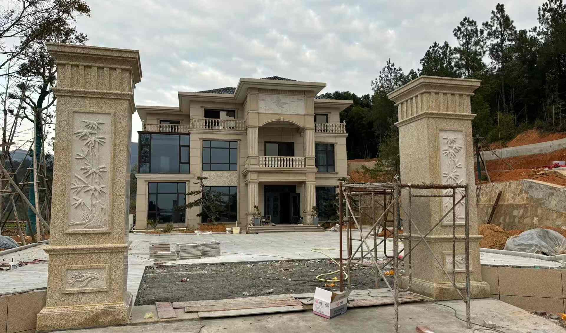 徐州 黄金麻花岗岩别墅雕花外墙干挂配上门口雕花罗马柱